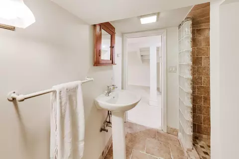 Bath - 256 Blackhawk Rd, Riverside, IL 60546 photo 4 of 5