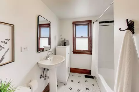 Bath - 256 Blackhawk Rd, Riverside, IL 60546 photo 2 of 5