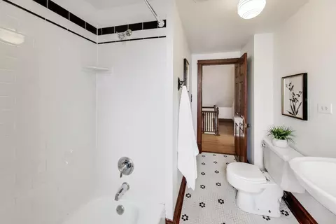 Bath - 256 Blackhawk Rd, Riverside, IL 60546 photo 3 of 5
