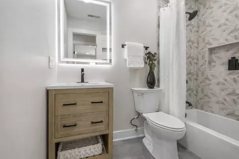Bath - 1485 Jefferson Rd, Hoffman Estates, IL 60169 photo 4 of 5