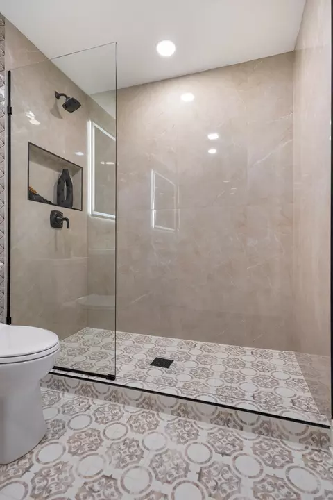 Bath - 1485 Jefferson Rd, Hoffman Estates, IL 60169 photo 3 of 5