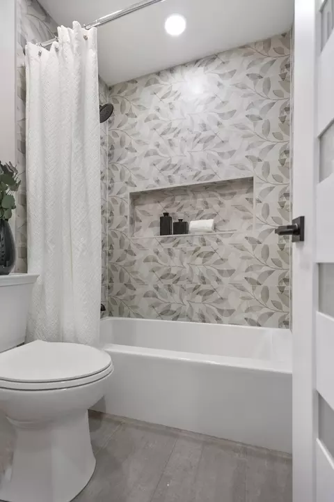 Bath - 1485 Jefferson Rd, Hoffman Estates, IL 60169 photo 5 of 5