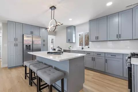 Kitchen - 1485 Jefferson Rd, Hoffman Estates, IL 60169 photo 2 of 3