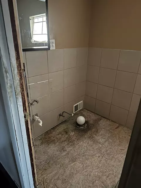 Bath - 2942 N Gresham Ave, Chicago, IL 60618 photo 1 of 2