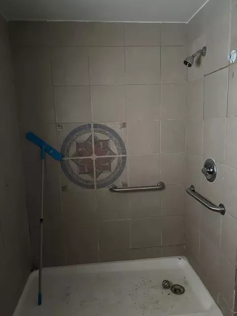 Bath - 2942 N Gresham Ave, Chicago, IL 60618 photo 2 of 2