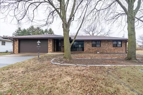 625 Bradley Dr, Bloomington, IL 61701