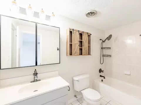 Bath - 1933 Williamsburg Dr, Hoffman Estates, IL 60169 photo 1 of 1