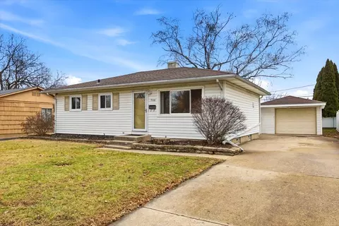 900 Brentwood Dr, Joliet, IL 60435