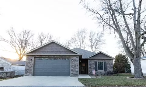 413 Moore St, Clinton, IL 61727