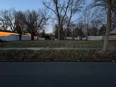 16 W Taylor Rd, Lombard, IL 60148