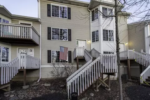 341 W Treehouse Ln #11-4, Round Lake, IL 60073