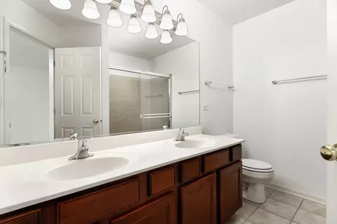 Bath - 3388 Sanctuary Dr, Elgin, IL 60124 photo 2 of 3