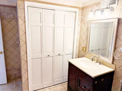 Bath - 1062 Cedar Ln, Metropolis, IL 62960 photo 2 of 3