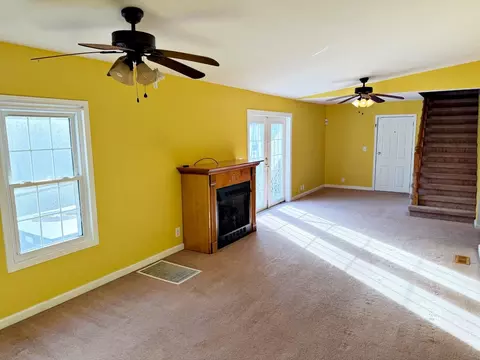 Living - 1062 Cedar Ln, Metropolis, IL 62960 photo 2 of 7