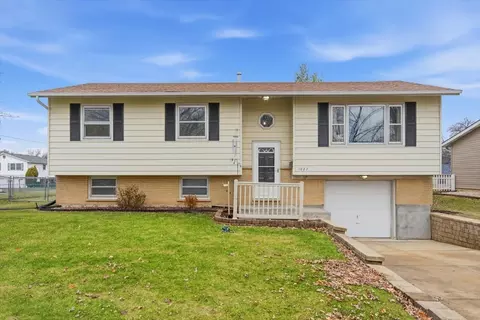 1022 White Bridge Ln, Hanover Park, IL 60133