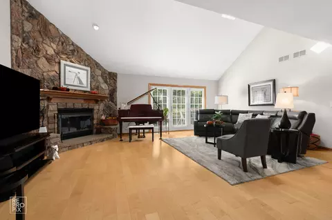 Living - 544 Philip Dr, Bartlett, IL 60103 photo 1 of 3