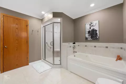 Bath - 544 Philip Dr, Bartlett, IL 60103 photo 4 of 4