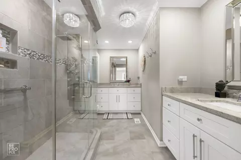 Bath - 544 Philip Dr, Bartlett, IL 60103 photo 2 of 4