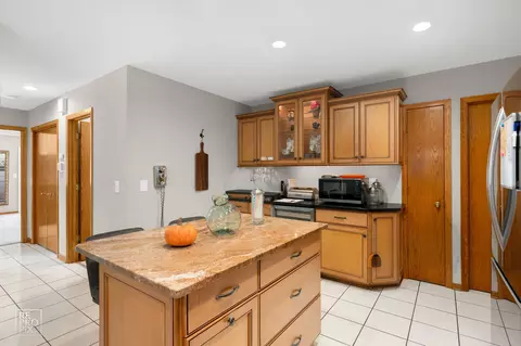 Kitchen - 544 Philip Dr, Bartlett, IL 60103 photo 3 of 4