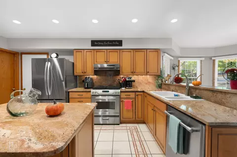 Kitchen - 544 Philip Dr, Bartlett, IL 60103 photo 2 of 4