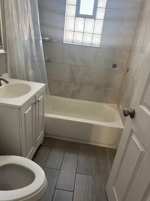 Bath - 654 E 105th St, Chicago, IL 60628 photo 1 of 1