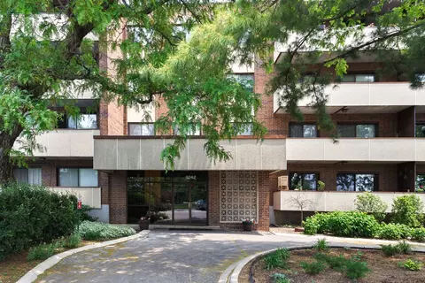 9240 Gross Point Rd #403, Skokie, IL 60077