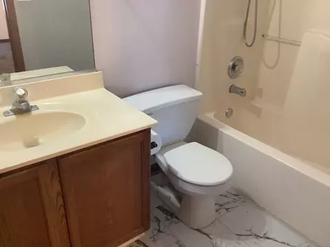 Bath - 2350 Woodhill Ct, Plainfield, IL 60586 photo 2 of 2