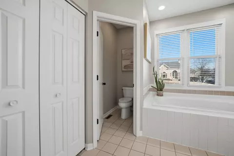 Bath - 13202 Lakepoint Dr, Plainfield, IL 60585 photo 2 of 8