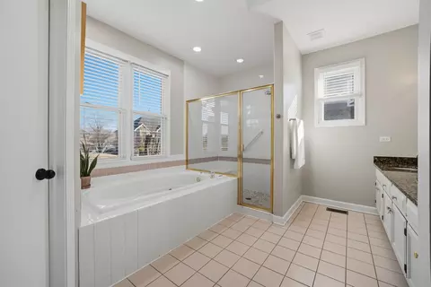 Bath - 13202 Lakepoint Dr, Plainfield, IL 60585 photo 3 of 8