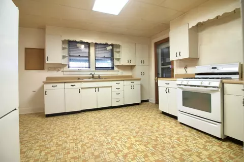 Kitchen - 607 W Burbank St, Harvard, IL 60033 photo 1 of 2