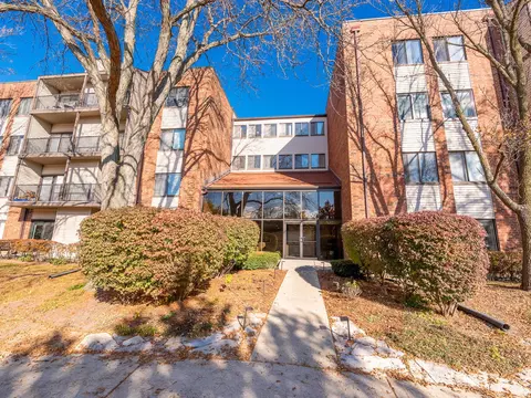 3050 Pheasant Creek Dr #407, Northbrook, IL 60062