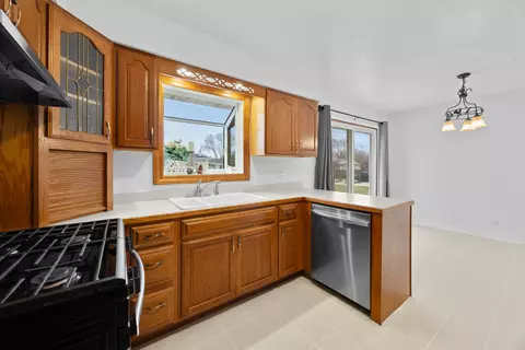 Kitchen - 513 S Princeton Ave, Itasca, IL 60143 photo 2 of 3