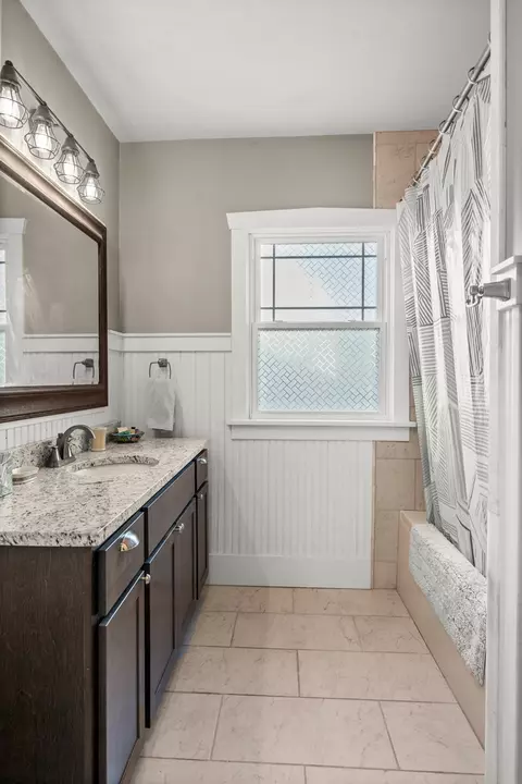 Bath - 1906 E Taylor St, Bloomington, IL 61701 photo 1 of 1