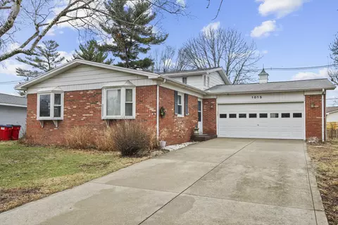 1015 Hollycrest Dr, Champaign, IL 61821