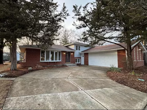 7104 Blackburn Ave, Downers Grove, IL 60516