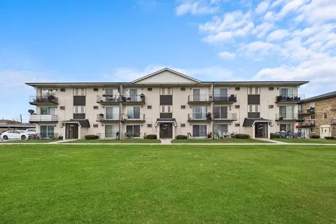 7102 W 107th St #3F, Worth, IL 60482