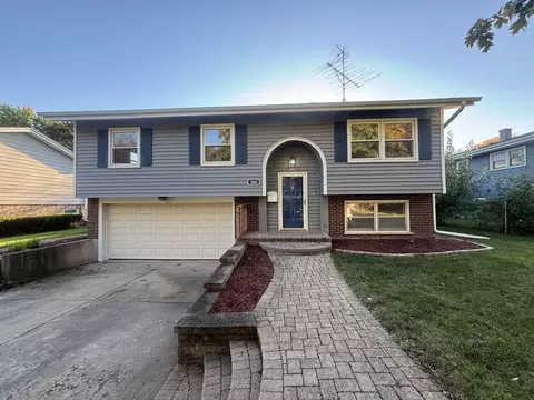 560 S 5th St, West Dundee, IL 60118