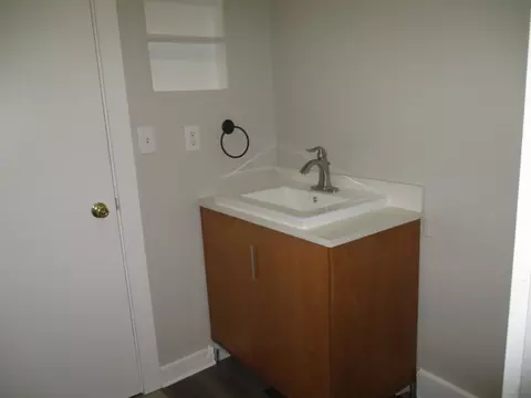 Bath - 607 E Joliet St, Ottawa, IL 61350 photo 4 of 5