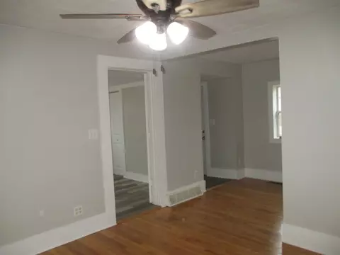 Living - 607 E Joliet St, Ottawa, IL 61350 photo 3 of 6