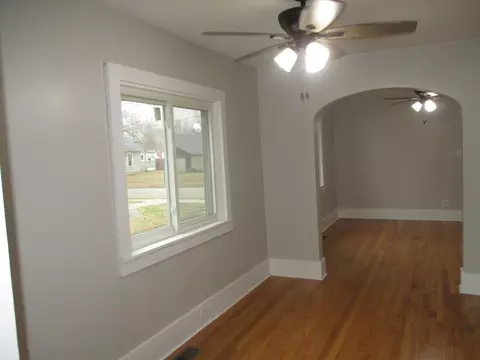 Living - 607 E Joliet St, Ottawa, IL 61350 photo 4 of 6