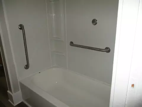 Bath - 607 E Joliet St, Ottawa, IL 61350 photo 3 of 5