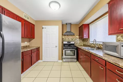 Kitchen - 15435 Hamlin Ave, Markham, IL 60428 photo 2 of 2