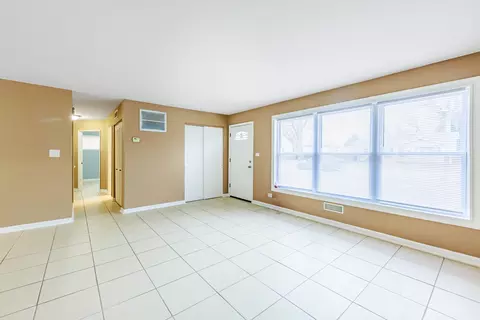 Living - 15435 Hamlin Ave, Markham, IL 60428 photo 3 of 5