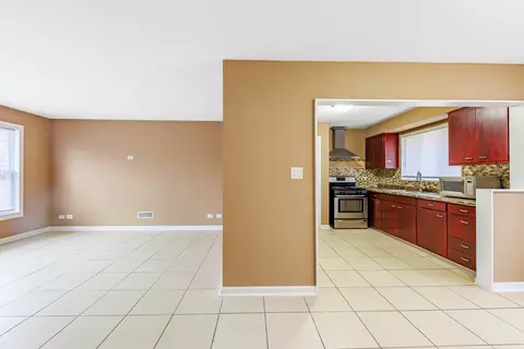 Living - 15435 Hamlin Ave, Markham, IL 60428 photo 2 of 5