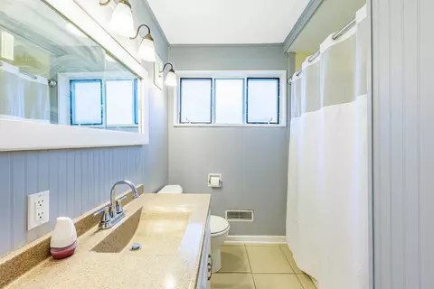 Bath - 15435 Hamlin Ave, Markham, IL 60428 photo 1 of 1