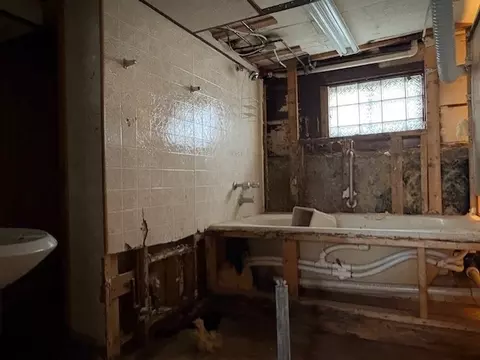 Bath - 10607 S May St, Chicago, IL 60643 photo 2 of 2