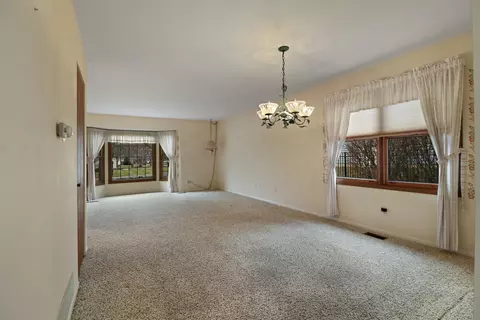 Living - 1608 N Leonard Ave, Mchenry, IL 60050 photo 4 of 7