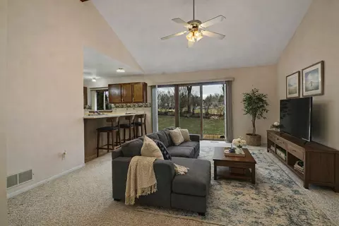 Living - 1608 N Leonard Ave, Mchenry, IL 60050 photo 5 of 7