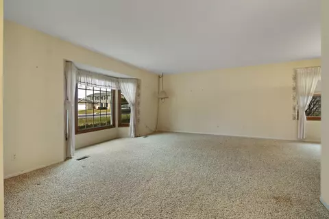 Living - 1608 N Leonard Ave, Mchenry, IL 60050 photo 2 of 7
