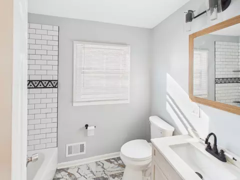 Bath - 7230 S Champlain Ave, Chicago, IL 60619 photo 1 of 2